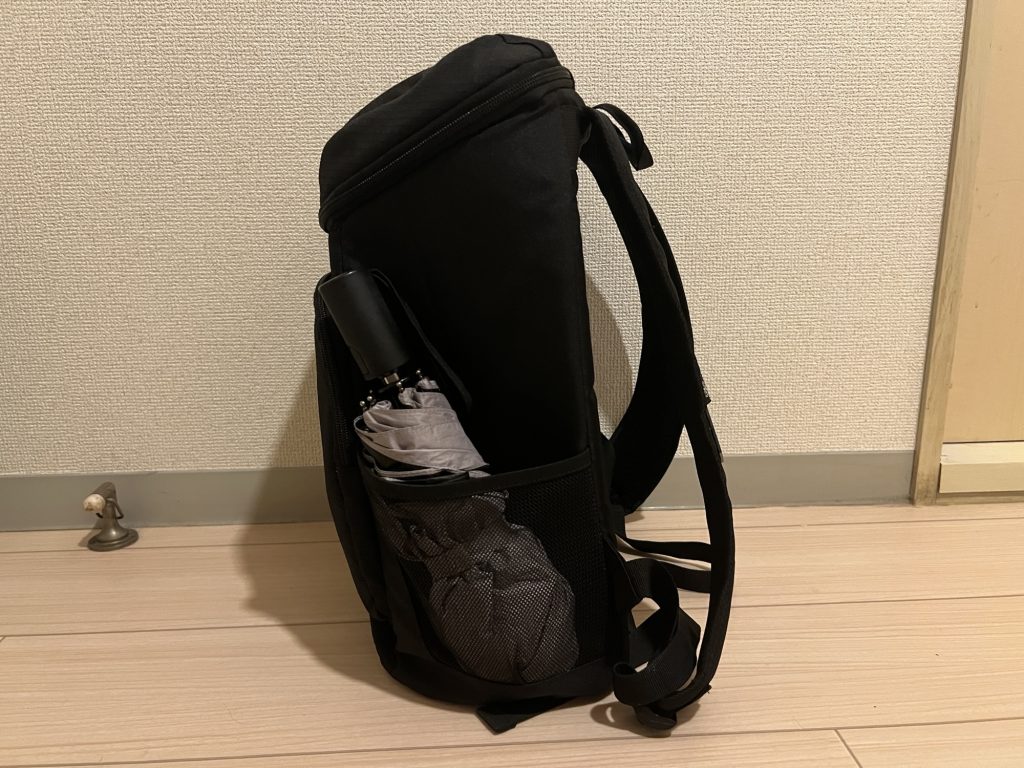 サイドポケットには傘や水筒も入れられる！