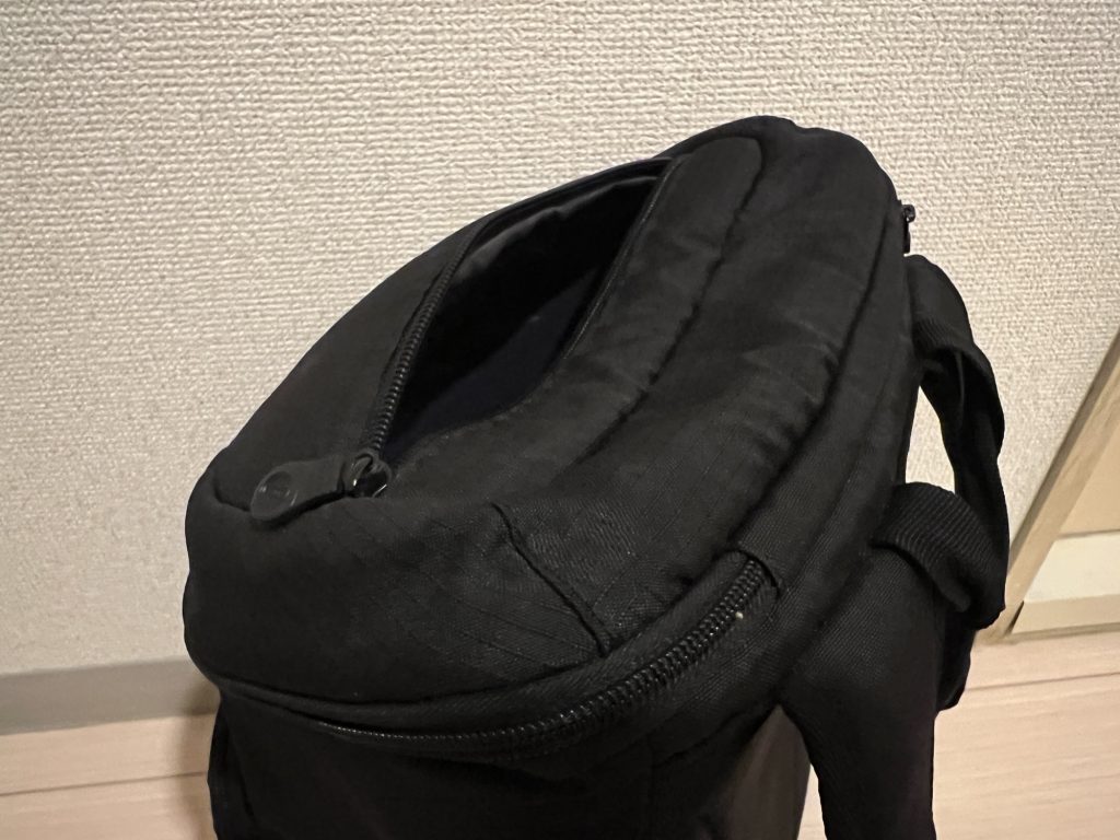 上蓋にもポケット！保冷エリアとは仕切られているのが嬉しい！